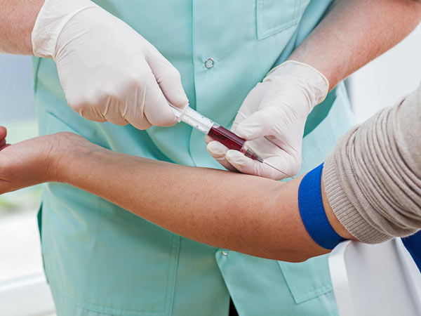 రక్తదానం చేసిన వ్యక్తి ఆత్మహత్యాయత్నం రక్తదానం చేసిన వ్యక్తి ఆత్మహత్యాయత్నం