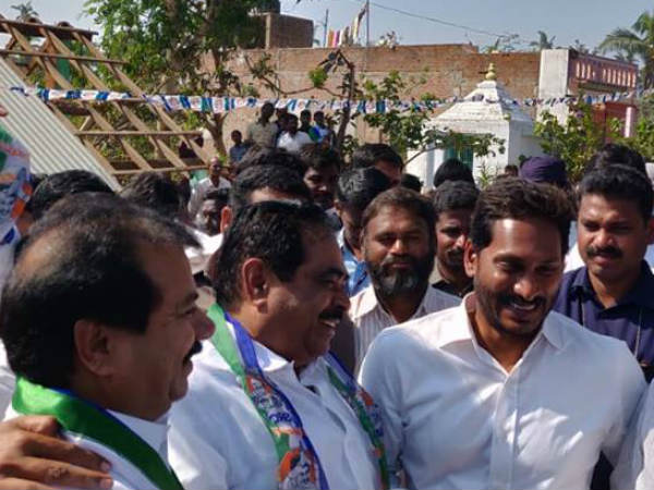 వైసిపి కండువా..బాబు పై ఫైర్‌..