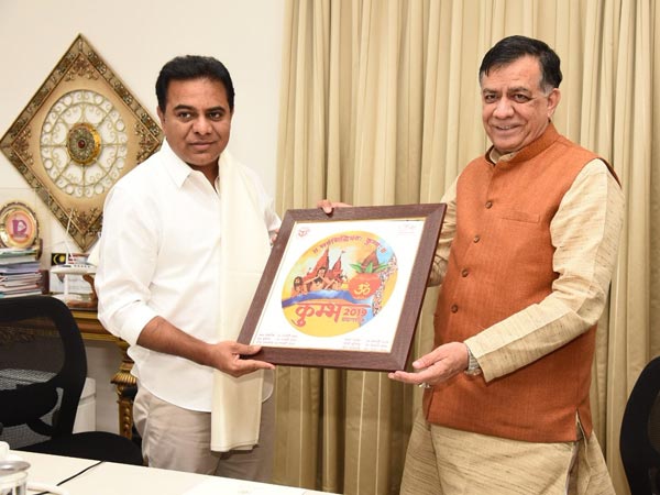 కేటీఆర్ దగ్గరికి వెళ్లి