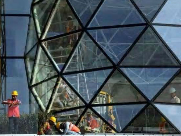 గులిటా భవంతిని కానుకగా ఇచ్చిన ఆనంద్ తల్లిదండ్రులు 