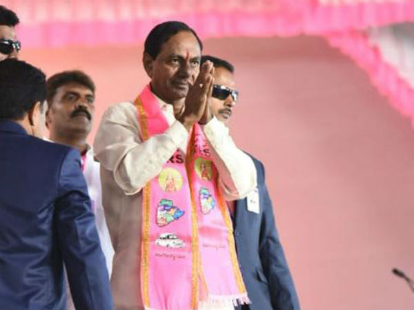 నాలుగు పార్టీలను ఏకం చేస్తే రాజకీయం కాదు