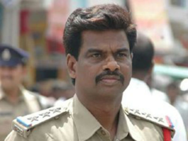 పోలీసు యూనిఫాంలో 