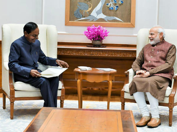 మోడీని గట్టెక్కించే ప్రయత్నాలు కేసీఆర్ చేస్తున్నారా..? మోడీని గట్టెక్కించే ప్రయత్నాలు కేసీఆర్ చేస్తున్నారా..?