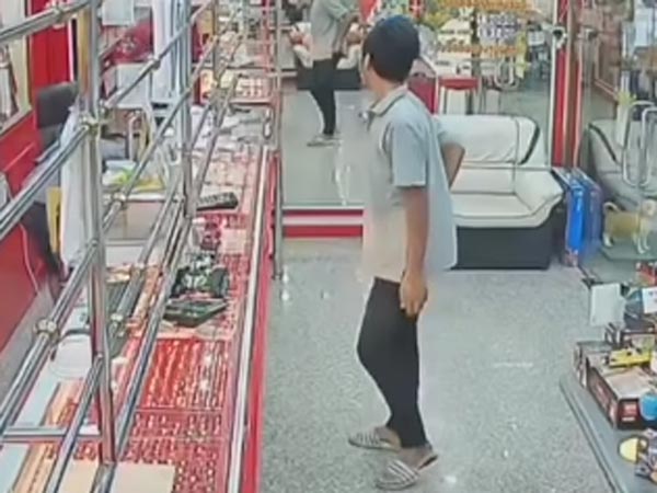 బంగారు గొలుసు అడిగాడు