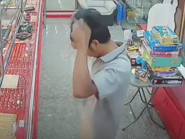 బంగారు గొలుసు తీసుకొని పారిపోదామని భావించాడు