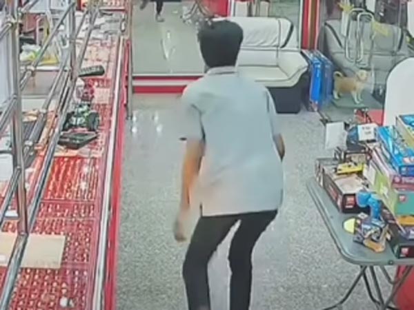 ఆటోమేటిక్ లాక్ డోర్ వల్ల దొరికిపోయాడు