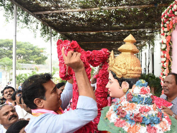 ఆటాపాటలతో తెలంగాణ భవన్కు ఆటాపాటలతో తెలంగాణ భవన్కు