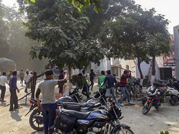 గోవుల మృతదేహాలను గ్రామం దాటించొద్దని చెప్పిన పోలీసులు గోవుల మృతదేహాలను గ్రామం దాటించొద్దని చెప్పిన పోలీసులు