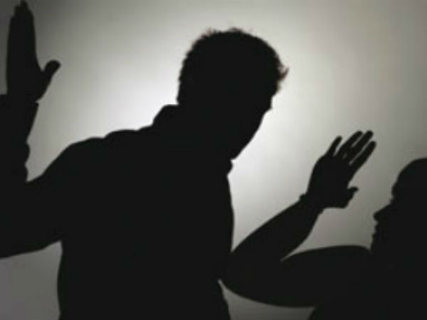 పడకపై పాములు కనిపించడంతో చితకబాదిన భర్త పడకపై పాములు కనిపించడంతో చితకబాదిన భర్త