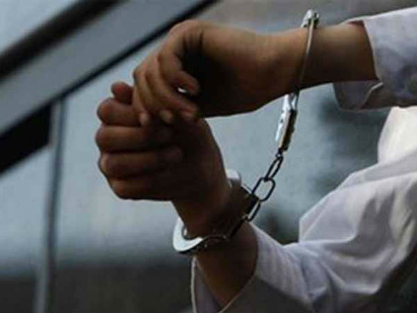 అరెస్ట్ చేసిన పోలీసులు