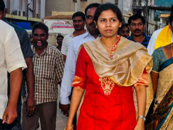 అఖిల ప్రియ అనుచ‌రుల ఇళ్ల‌ల్లో సోదాలు