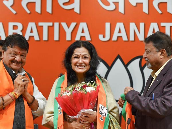 బీజేపీ తీర్థం పుచ్చుకున్న బాలీవుడ్ నటి మోషుమీ ఛటర్జీ బీజేపీ తీర్థం పుచ్చుకున్న బాలీవుడ్ నటి మోషుమీ ఛటర్జీ