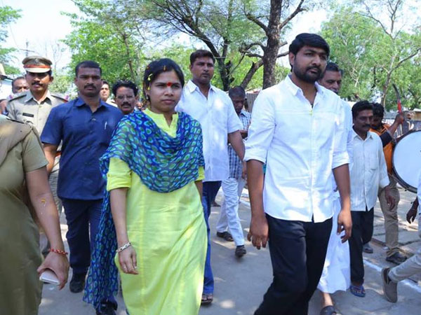 చంద్రబాబు ఎవరికి చెక్ చెబుతారు?