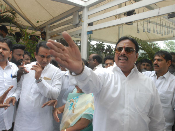రాజ‌కీయంగా తీవ్ర ఒత్తిడి..! ఎటు చూసిని ప్ర‌తికూల వాతావ‌ర‌ణ‌మే..!