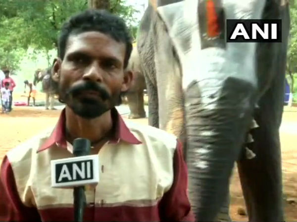 మౌత్ ఆర్గన్ వాయిస్తున్న లక్ష్మీ