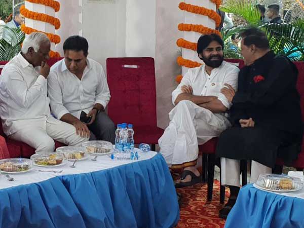 పవన్ కళ్యాణ్ పంచెకట్టుతో పవన్ కళ్యాణ్ పంచెకట్టుతో