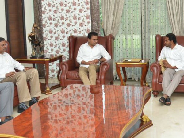  ఏపీలో వైసీపీని ఫినిష్ చేసేందుకే జగన్‌తో కేసీఆర్ చేతులు కలిపారా?