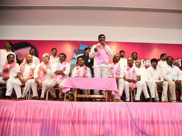 కాంగ్రెస్ పార్టీతో కుమ్మక్కు కాంగ్రెస్ పార్టీతో కుమ్మక్కు