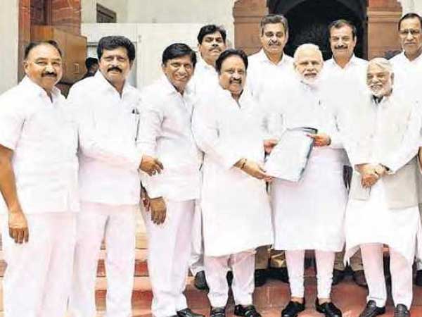 పుల్లారెడ్డి స్వీట్స్ తినిపిస్తామని తెరాస ఎంపీలు పుల్లారెడ్డి స్వీట్స్ తినిపిస్తామని తెరాస ఎంపీలు