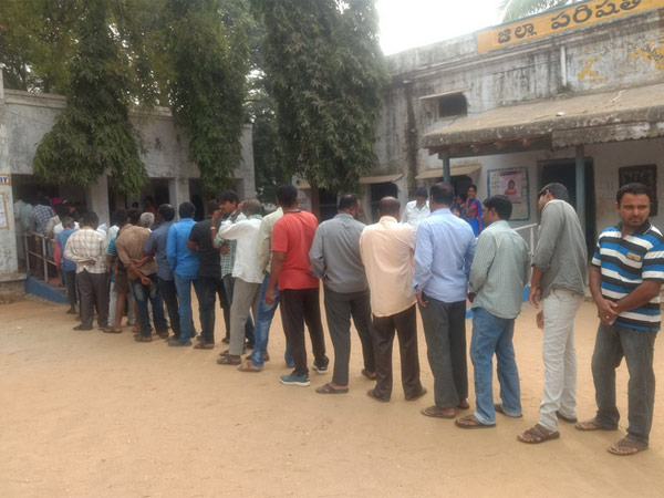 పైసలు తీసుకున్నావు, ఓటెయ్యలే..! 