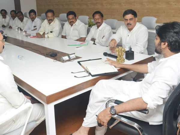 ప‌వ‌న్ చుట్టూ ఏపి రాజ‌కీయం..! క‌ర్ణాట‌క సీన్ ఏపిలో రిపీట్ అవుతుందా..?