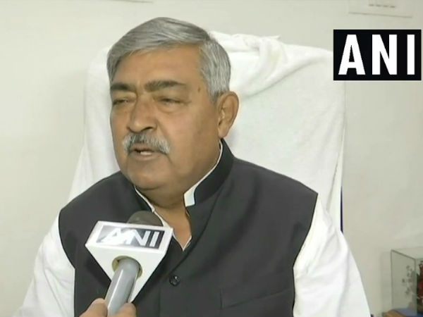 అందంగా ఉన్న ప్రియాంకాగాంధీకి ఓట్లు పడవు