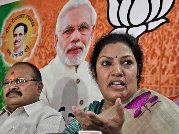 విమర్శల పాలవుతున్న దగ్గుబాటి కుటుంబం..! మోదీ చేతిలో కీలుబొమ్మలని ఆరోపణలు..!! విమర్శల పాలవుతున్న దగ్గుబాటి కుటుంబం..! మోదీ చేతిలో కీలుబొమ్మలని ఆరోపణలు..!!