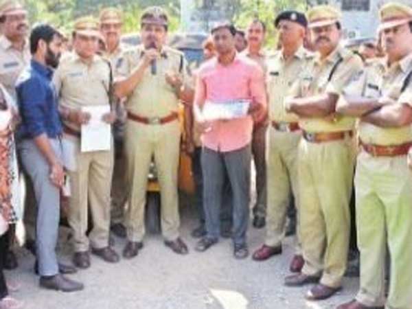 సేఫ్ స్టిక్క‌ర్ల‌లో ఆటో వివ‌రాలు..! ఆటో ఎక్కిన వెంట‌నే స్నాన్ చేస్తే స‌రి..!!