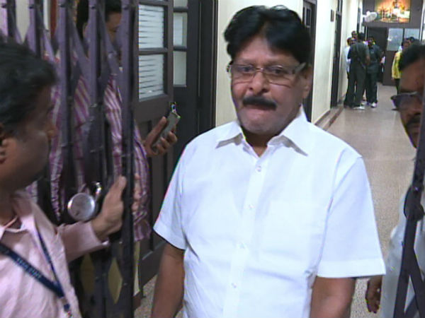 టిక్కెట్లు అమ్ముకున్నారు టిక్కెట్లు అమ్ముకున్నారు