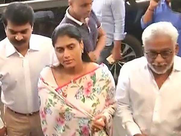 పోలీసు క‌మిష‌న‌ర్ కు ష‌ర్మిళ ఫిర్యాదు..