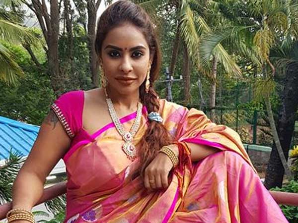 దొంగకోళ్లు పట్టేవాడిలా ఉంటారు