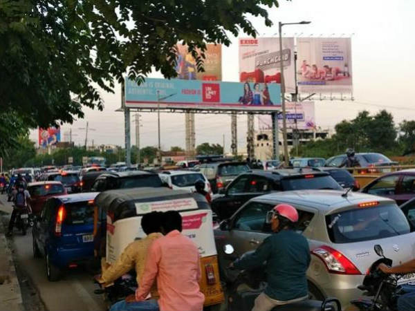 చలాన్లకే పరిమితమైన పోలీసులు..! గాలికొదిలేస్తున్న ట్రాఫిక్ నియంత్ర‌ణ..!