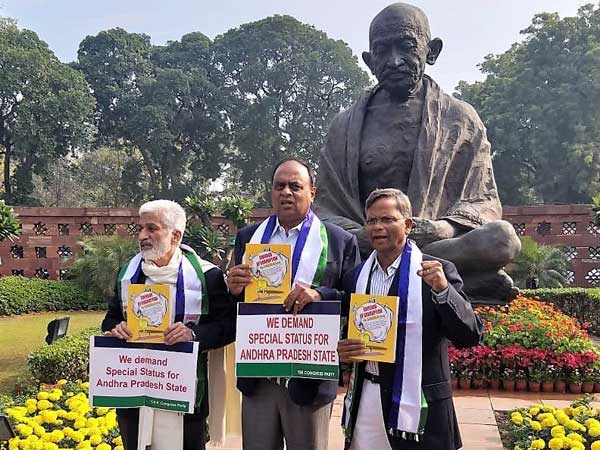 బాబు అవినీతిలో నంబ‌ర్ వ‌న్..! పుస్త‌కాన్ని ఆవిష్క‌రించిన వైసీపి ఎంపీలు..!!