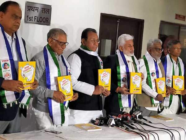  గ‌తంలో రాజ‌శేఖ‌ర్ రెడ్డి అవినీతి పై టీడిపి పుస్త‌కం..! ఇప్పుడు బాబు అవినీతిపై వైసీపి పుస్త‌కం..!!