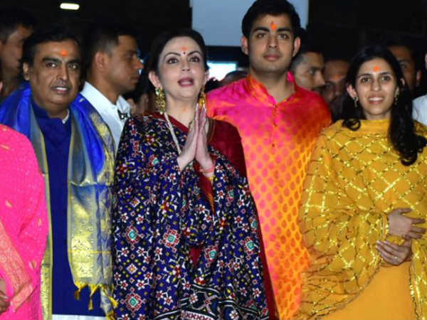 సిద్ధి సేవలో ముకేశ్ దంపతులు