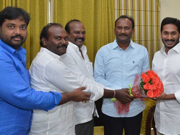 హైదరాబాదులో పదేళ్ల పాటు ఉండకుండా వచ్చేశారు హైదరాబాదులో పదేళ్ల పాటు ఉండకుండా వచ్చేశారు