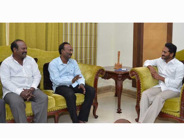 వారే కలుస్తున్నారు వారే కలుస్తున్నారు