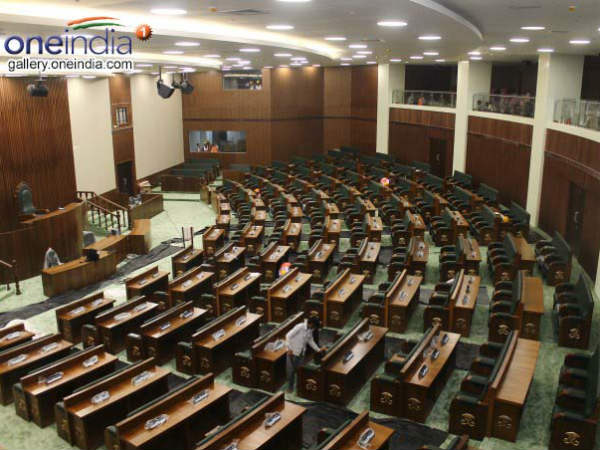 పార్టీ మారుతున్న నేత‌లు..! అనూహ్యంగా మారుతున్న స‌మీక‌ర‌ణాలు..!!