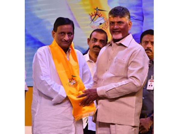 Chandra Babu interesting comments on KCR : mahesh Fans work for TDP..