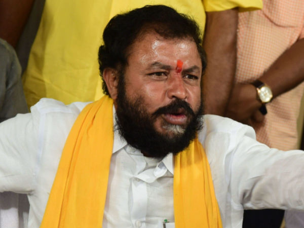 రాజకీయంగా ఎదుర్కోలేకనే.. రాజకీయంగా ఎదుర్కోలేకనే..