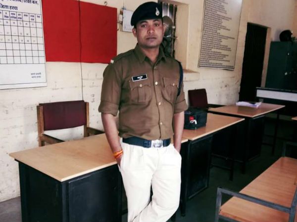 constable runs one kilometer on rail track carrying bleeding man in Madhya Pradesh