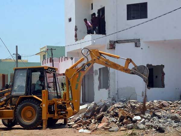  క్షేత్రస్థాయి అధికారులు ఏం చేస్తున్నారు..? అక్ర‌మ నిర్మాణాల‌ను ఎందుకు అడ్డుకోలేకపోతున్నారు?