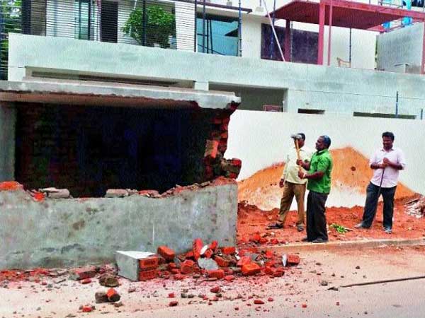  అక్ర‌మ‌నిర్మాణాల‌పై ఉదాసీన‌త ప‌నికి రాదు..! అదికారులు అప్ర‌మ‌త్తంగా ఉండాల‌న్న కోర్టు..!