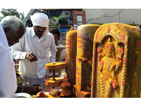 రెండేళ్లకోసారి మహా జాతర ... మహాజాతర మధ్యలో వచ్చేది మినీ జాతర రెండేళ్లకోసారి మహా జాతర ... మహాజాతర మధ్యలో వచ్చేది మినీ జాతర