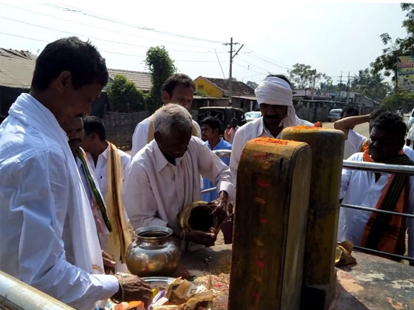 కొనసాగుతున్న పారిశుద్య పనులు ... శాశ్వత వసతులు కల్పించాలని భక్తుల డిమాండ్