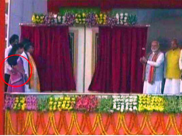 వేదికపై మినిస్టర్ మనోజ్ కాంతి దేవ్ 