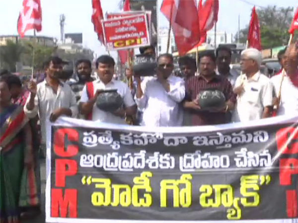 ప్ర‌ధాని రాక‌ను నిరిసిస్తూ..