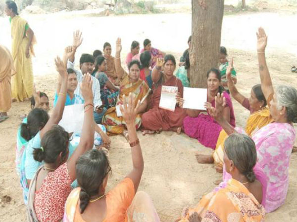 ఐటెం పాటలకు డ్యాన్స్ వేసిన యువతులు