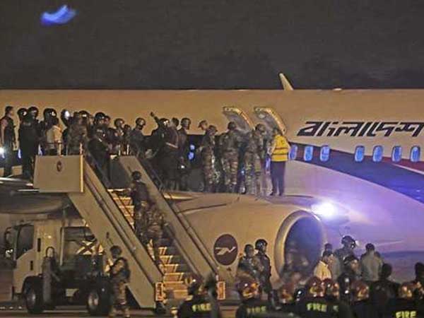 హైజాకర్ చేతిలో బొమ్ము తుపాకీ హైజాకర్ చేతిలో బొమ్ము తుపాకీ