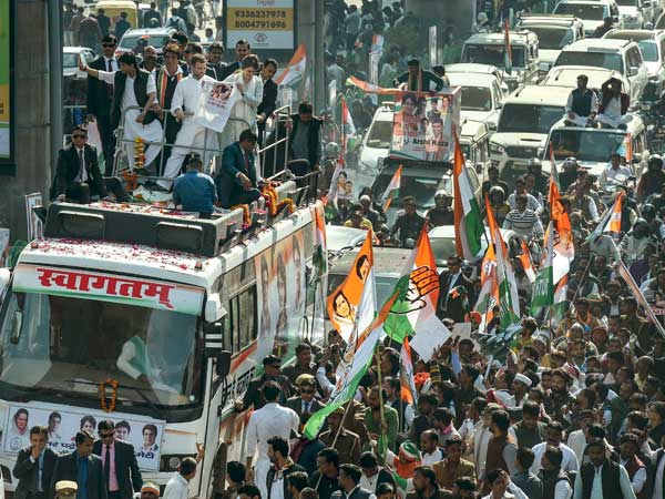 ర్యాలీలో దొంగల చేతివాటం.. ర్యాలీలో దొంగల చేతివాటం..